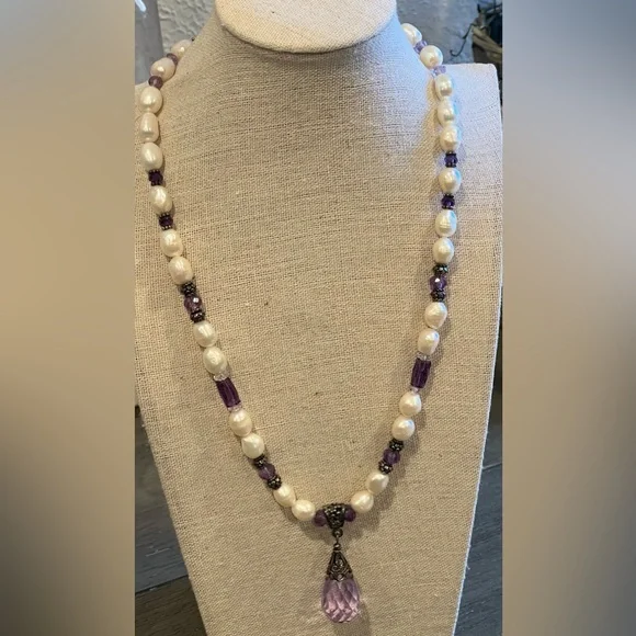 Large freshwater pearl necklace with purple glass beads and silver accents - Picture 14 of 14